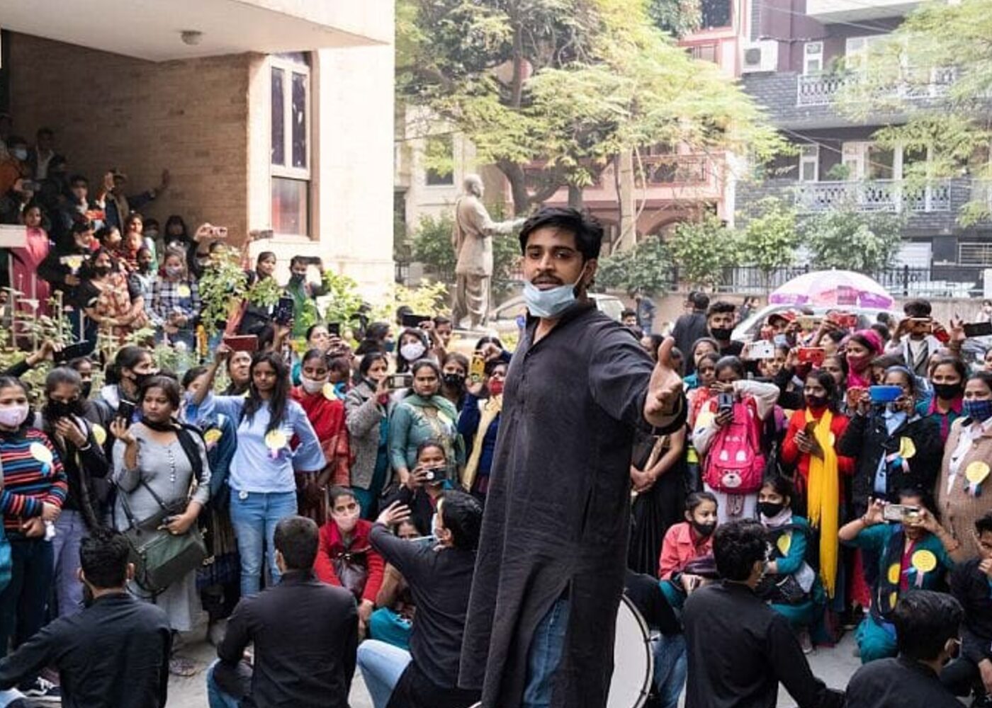भारत में सार्वजनिक दर्शकों के लिए एक दृश्य प्रस्तुत करते गली-नाटक कलाकार
