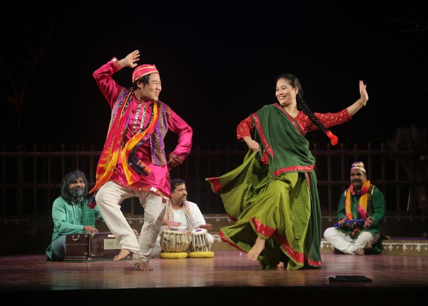 राष्ट्रीय नाट्य विद्यालय के एक उत्सव की प्रस्तुति में मंच पर प्रदर्शन करते रंगकर्मी